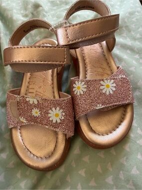 Girls' Metallic Rose Gold Daisy Strap Sandals with Hook-and-Loop Closure